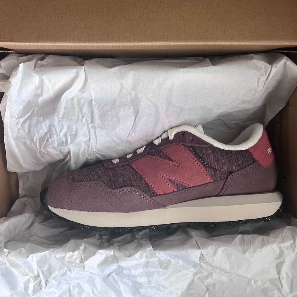 Women’s Size 8 New Balance 237 Truffle/Mineral Red Running Shoe